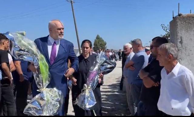 Revoltohet Flutura Açka: Të pangopur, përzijeni Ramën nëse ju vjen me lule tek dera
