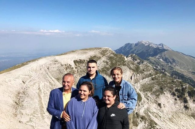 Meta shkon të lutet për rrëzimin e Ramës tek Mali i Tomorrit: Abaz Aliu na ndihmoftë, Shqipëria s’do mbesë e gjorë