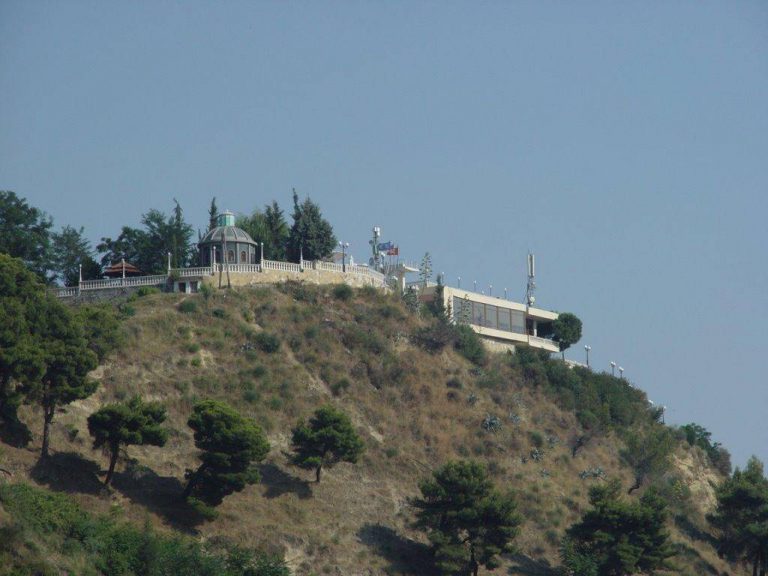 Bie nga lartësia e shkallëve në Kuzum Baba, ndërron jetë 40-vjeçari