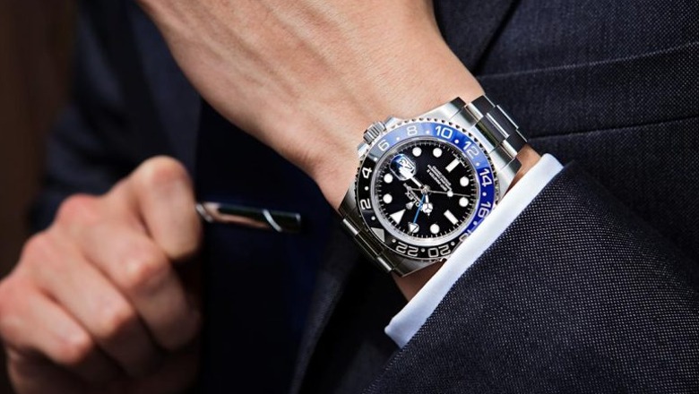 ‘Jam shefe në doganë’/ Si mashtroi 25-vjeçarja një biznesmene në Tiranë, mori veshje falas dhe euro për ‘Rolex’