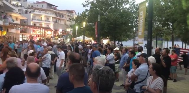Ardit Gjebrea mbështet protestën “greke”, i përgjigjet gazetari i lindur në Himarë: Këtu s’ka asnjë komunitet grek