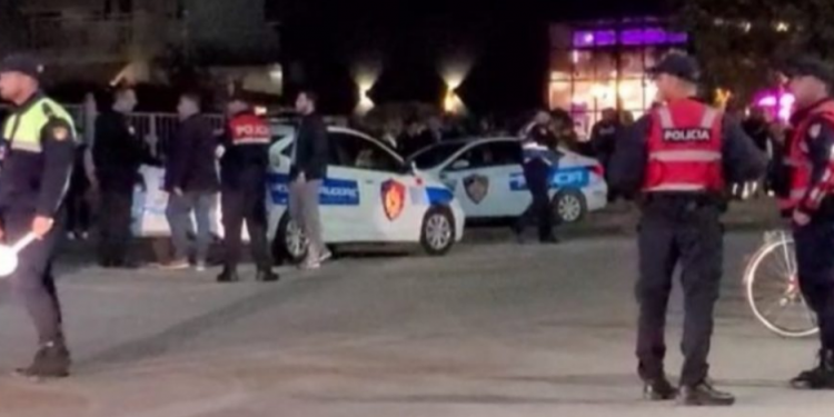 Hapet dera e makinës, plagosen gruaja dhe vajza e mitur në Patos