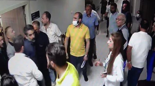 “Kam çip në tru, dua t’ma heqësh”, pacienti përplaset me mjekun në spital: Do të zbraz në gojë plumbat e armës