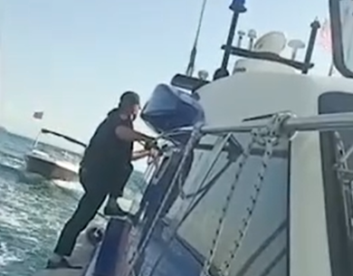 Skafi pëson defekt në mes të detit, shpëtohen mrekullisht 4 pushuesit në Shëngjin