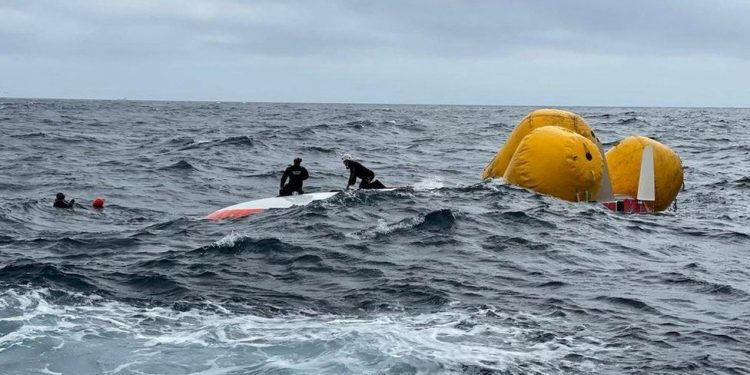 Marinari francez mbijeton 16 orë në një varkë të përmbysur në Atlantik