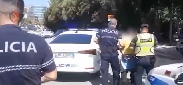 I vodhi varësen e floririt nga qafa një këmbësoreje, arrestohet 32-vjeçari