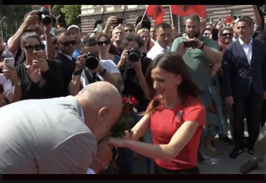 Ceremoni për Luiza Gegën, Rama e pret duke i puthur duart medalistes së artë