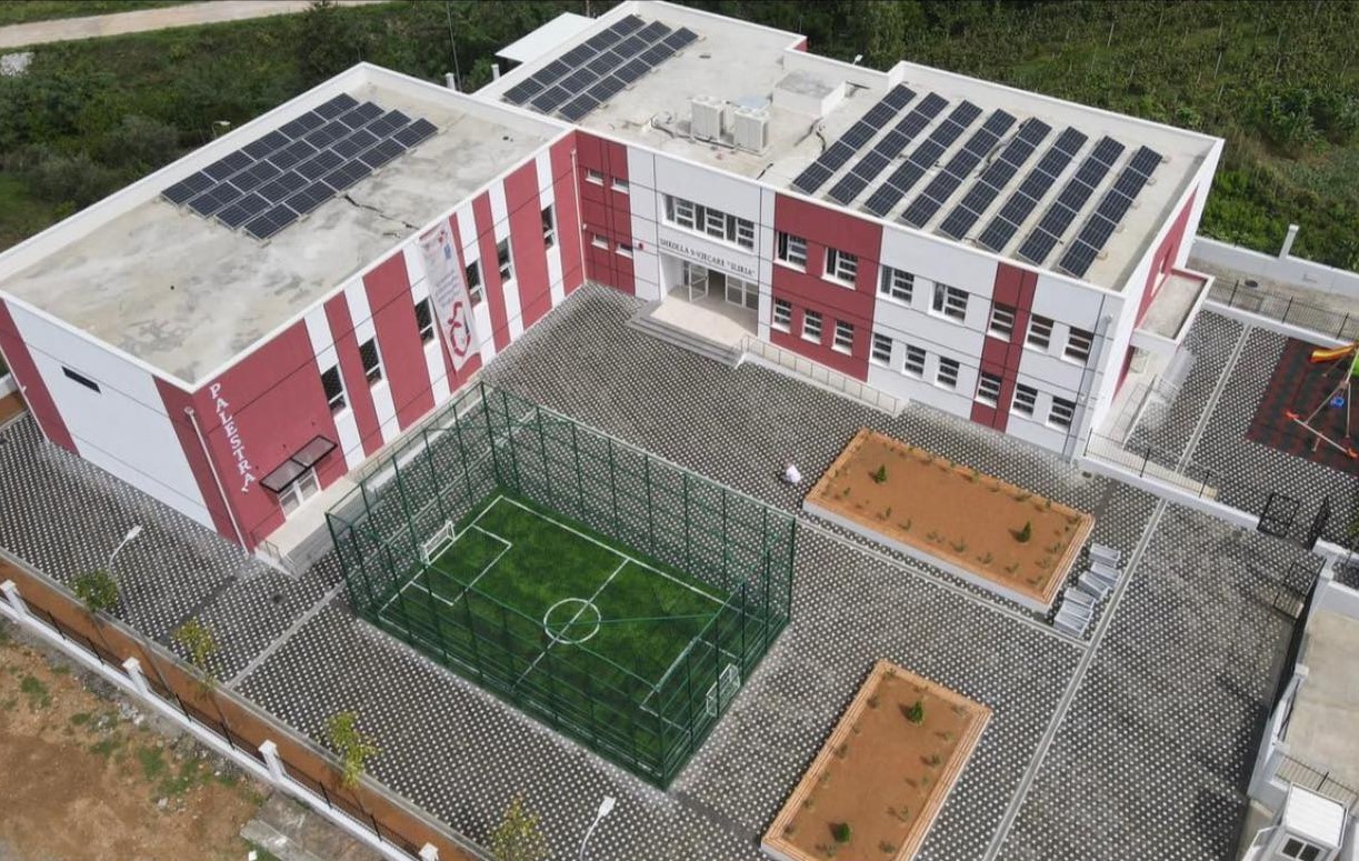 Rama ndan fotot e shkollës të rindërtuar pas tërmetit: Vetëprodhon energji me panele diellore