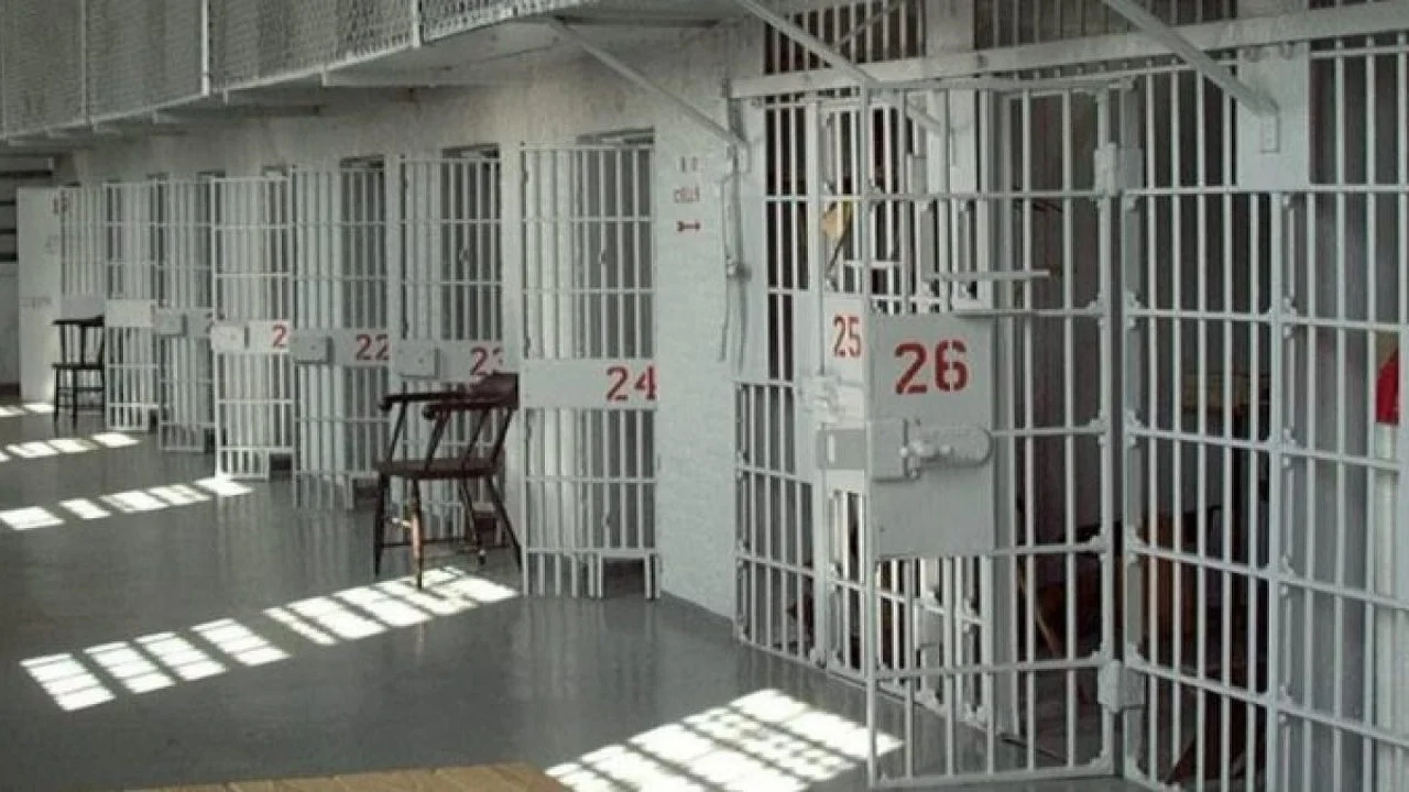 Akuzohen për shpërdorim detyre, arrest shtëpie për 18 punonjës dhe ish-punonjës të burgut të Fierit