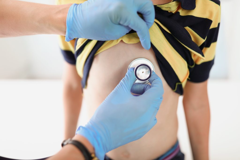 Rrahën infermierët! Sherri në spital për temperaturën e fëmijës, prindërit nuk mbajnë dot nervat