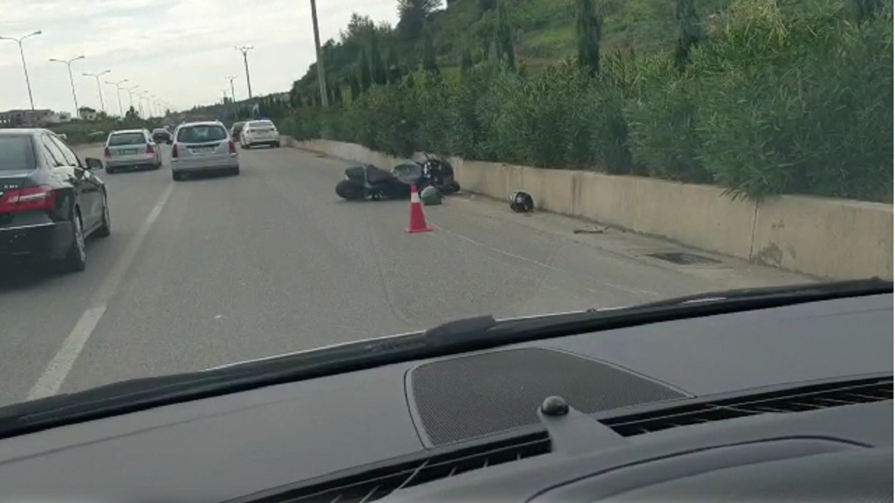 Aksident në autostradën Sauk-TEG/ Automjeti përplaset me motorin, krijohen radhë të gjata trafiku