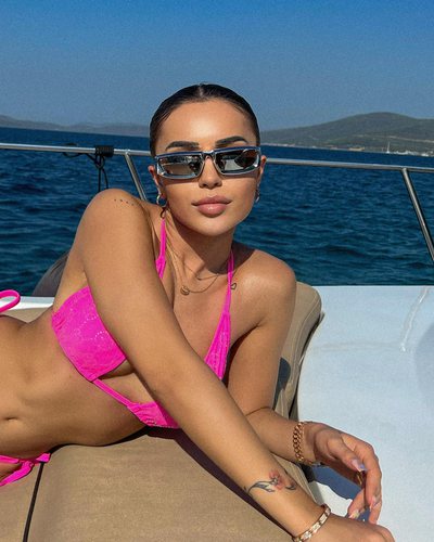 E shtrirë në jaht, këngëtarja shqiptare poza sensuale me bikini