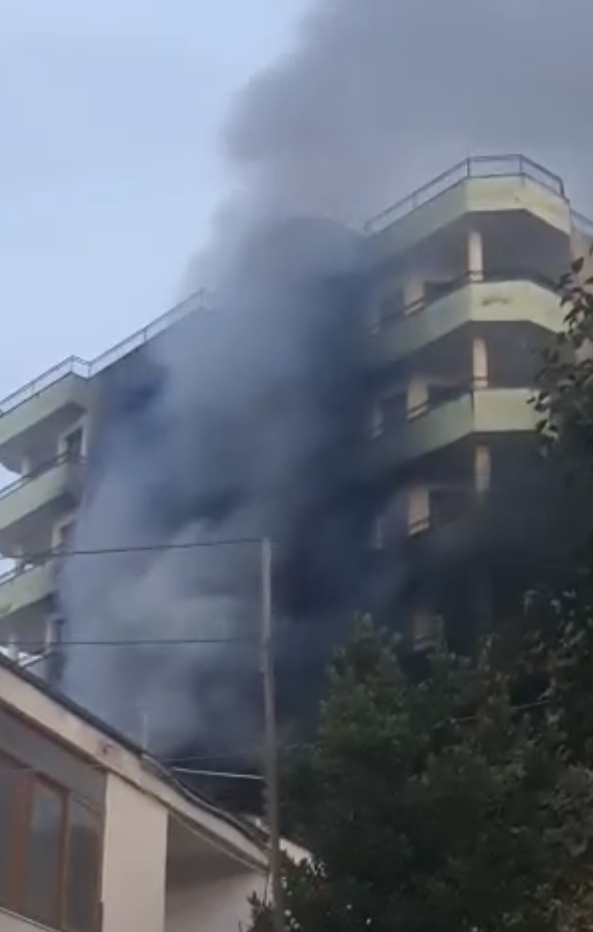 Situatë ALARMANTE në Qytet Studenti, zjarri që ra në magazinën e rrobave rrezikon pallatin, banorët dalin në rrugë