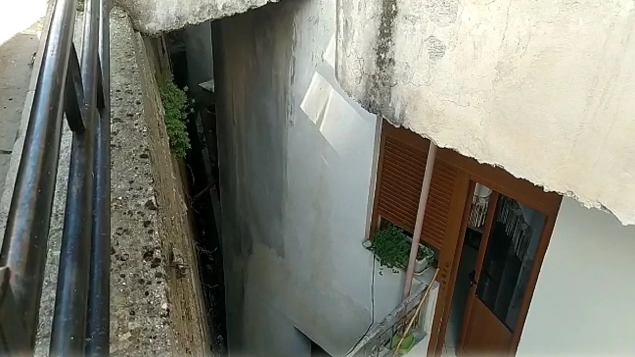 Pati luhatje tensioni kur po hynte në pallat, 61-vjeçarja bie për vdekje në hapësirën mes godinave