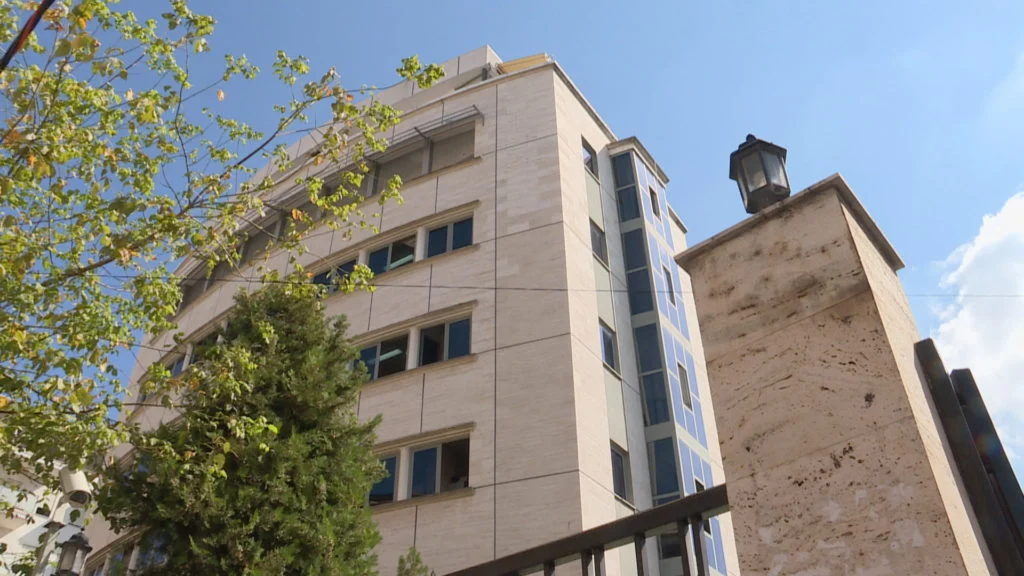 Lihet në arrest shtëpie kinezi i akuzuar për mashtrim, Prokuroria u tërhoq nga vendimi për ta çuar në burg