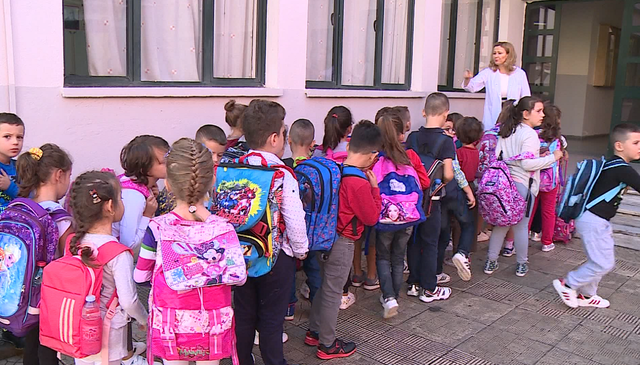 Çanta e rëndë dëmton fëmijën/ Rreziku nga skolioza. Mjekët: Duhet të peshojë sa 10% e trupit