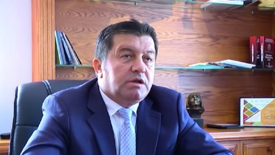 Arratistet ish-kryebashkiaku i Lezhës Fran Frrokaj, dyshime se është veshur si grua, i iku policisë në sallën e gjyqit