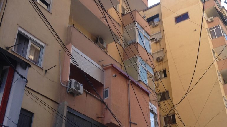 Bie nga kati i katërt 13-vjeçarja në Sarandë! Pëson fraktura, transportohet drejt Traumës në Tiranë