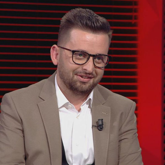 Kryebashkiaku Erion Isai mesazhe erotike me djem, kërkon t’i fusë në shtrat, në tavë dhe bashkëshortja