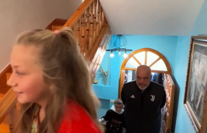 “Fiki ato drita, gjithë kjo ditë me diell”, Rama “qorton” pronarin e bujtinës