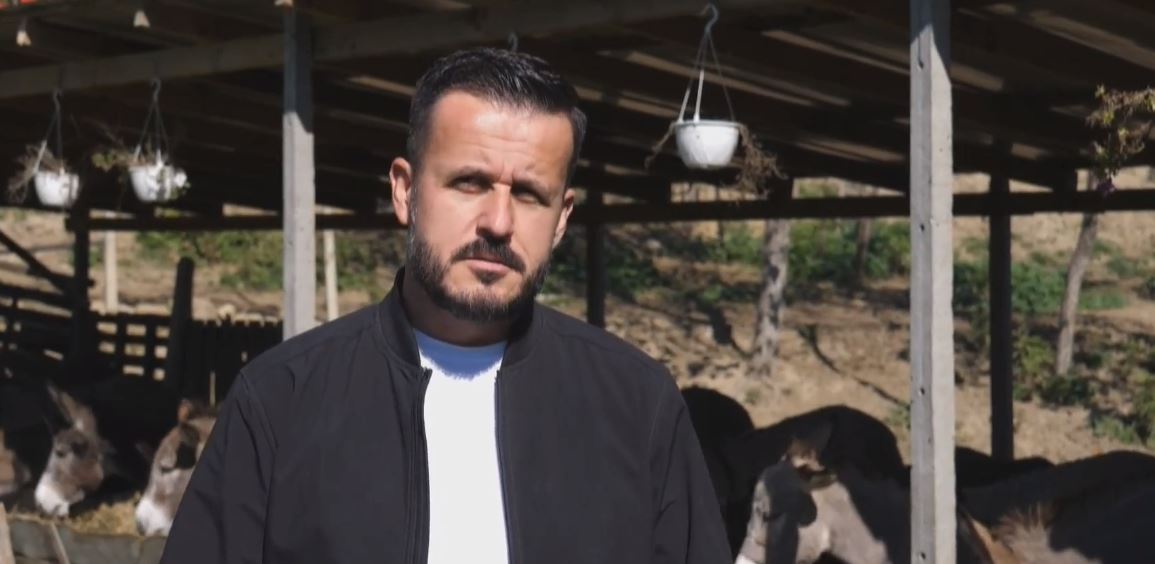 Gazetari lë profesionin për të ngritur fermën me gomparica: Më mirë mes gomerëve se sa mes politikanëve në Tiranë