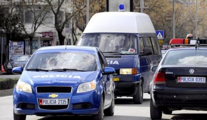 Qarkullonin me mijëra euro dhe drogë në makinë, arrestohen 3 persona në Tepelenë