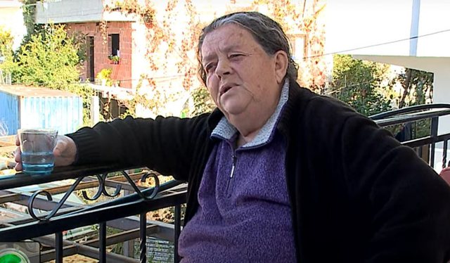 “Më tha apliko online, por nuk dija”/ E sëmurë dhe në varfëri, 74-vjeçarja vihet nën hetim se bëri mur që mos t’i shembet shtëpia