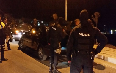 Policia zbarkon në Lazarat, kontrolle “blic” për armë në banesa