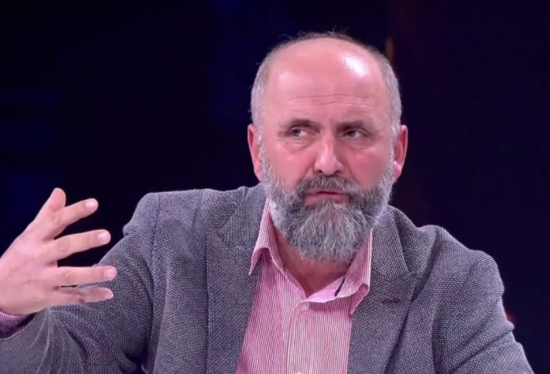 Cako: Deri në 2030 do të mbesin vetëm 1 mld banorë në botë, do të mikroçipohen e survejohen