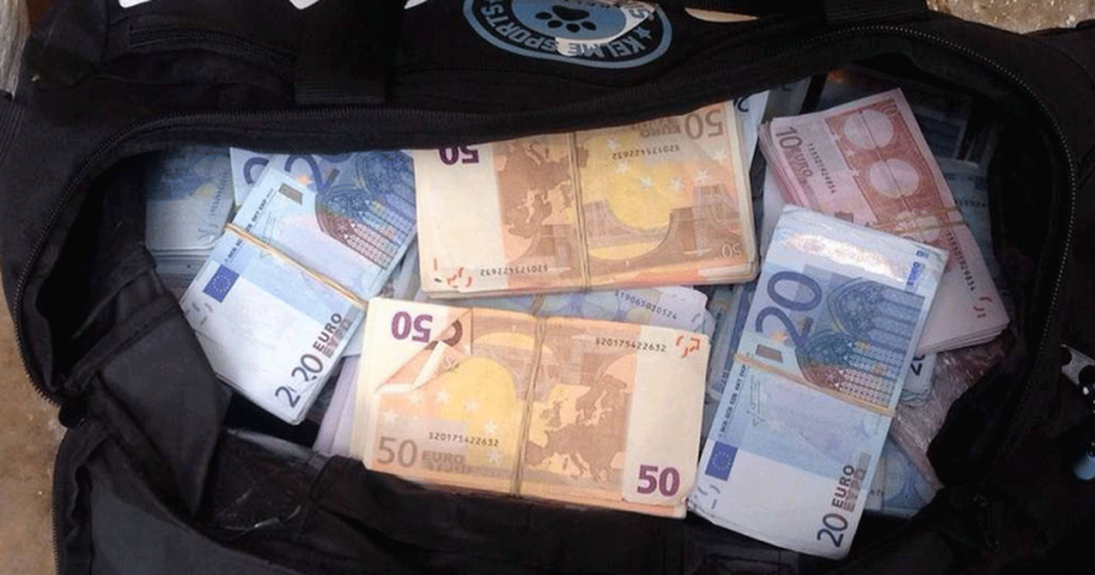 Kapen rreth 500 mijë euro në portin e Durrësit, ishin fshehur në tavanin e autobusit, arrestohet shoferi