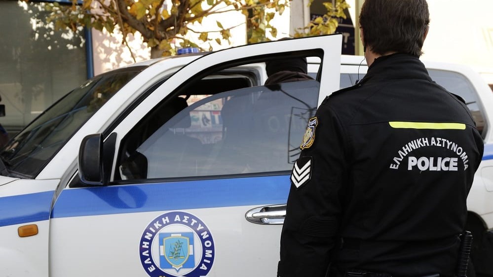 Tmerr në Greqi/ 19-vjeçarja akuzon dy efektivët e policisë për përdhunim në komisariat: Më çuan në një dhomë, kryen aktin njeri-pas tjetrit, nga frika nuk reagova
