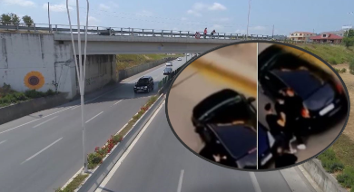 Makina i pret rrugën motorit, rrëmbëhet në mes të autostradës Tiranë-Durrës një person