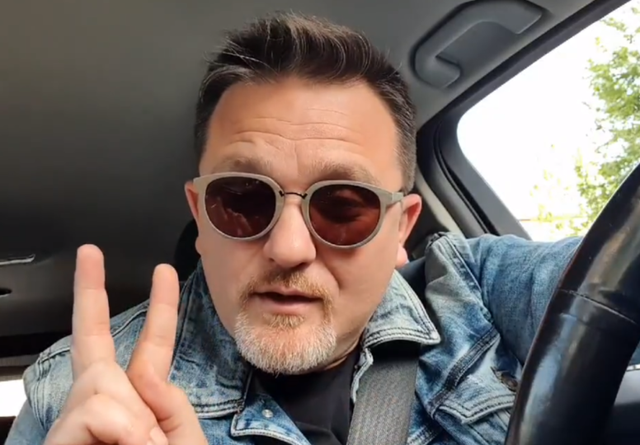 Humoristi Deda sulmon kandidatët e PD që garojnë për Tiranën: Kanë plane të tjera të fshehura, e shohin kryeqytetin si një lopë për ta mjelë