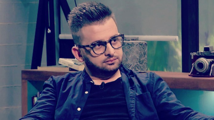 Erion Isaj sherr me një vajzë pasi tentoi t’i merrte të dashurin, kryebashkiaku ngacmoi seksualisht edhe një gazetar të njohur, ja me kë i ndau paratë e bashkisë