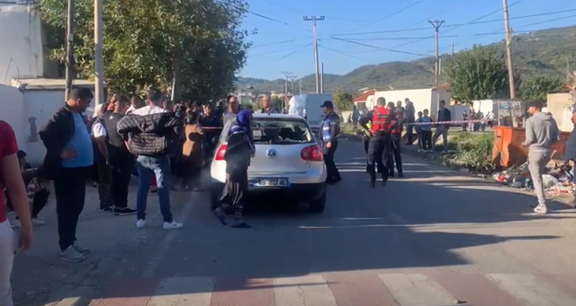 Makina përplas 4-vjeçarin në Elbasan, qytetarët rrahin shoferin dhe i thyejnë me gurë xhamat