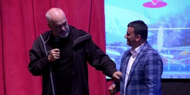 Rama vë në siklet Flamur Golemin: Këtë këmishën e ka parë nga unë, por nuk të shkon. Megjithëse e ke lënë jashtë se të është rritur barku