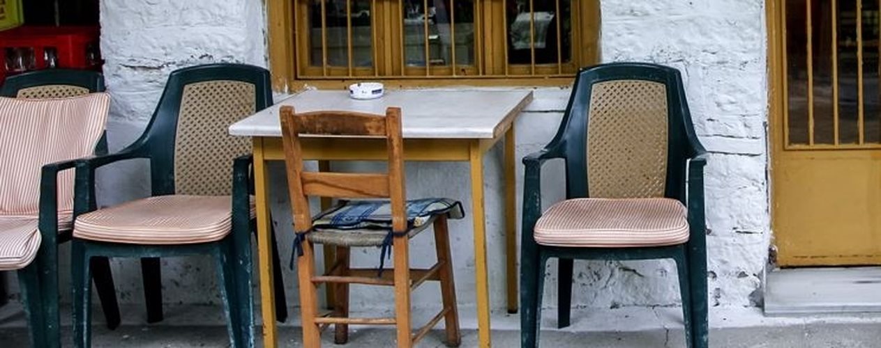 I moshuari qeras bashkëfshatarët, i fton në funeralin e tij dhe vret veten