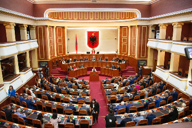 Miratohet kërkesa e opozitës për mocion me debat me drejtuesin e ERE