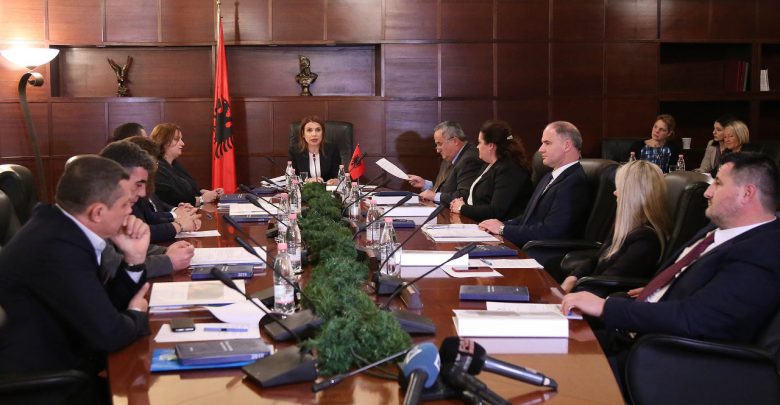 Gjyqtarja në prehrin e prokurorit nga Durrësi në Gjirokastër, gagarelët e KLGJ marrin në mbrojtje Suela Dashin në vend që ta shkarkonin, iu rrëzuan 50 vendime