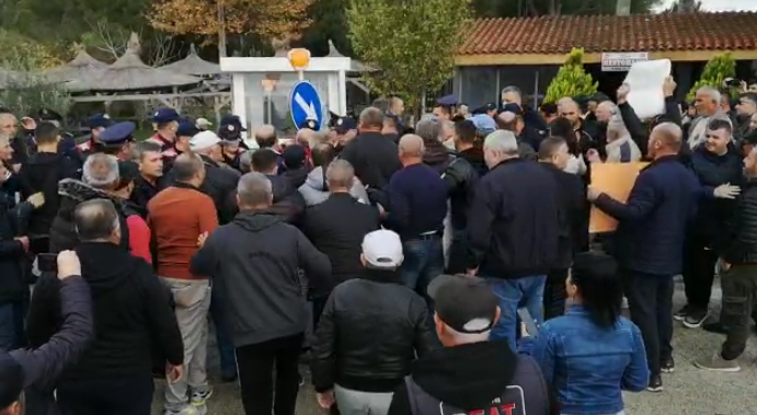 “Plas” në Divjakë, banorët tentojnë të shkulin traun, ndërhyn policia