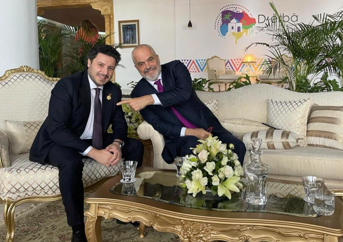 “Me ma t’mirin”, Rama pozon i qeshur në krah të Abazoviç nga Tunizia