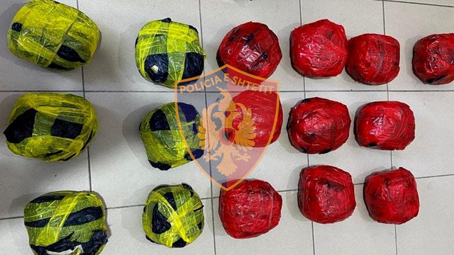 E fshehur brenda gomave, tentohet të kalohen 16 pako me drogë në Kapshticë, arrestohet një person