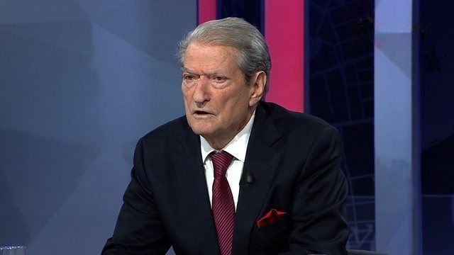 Gazetari i kërkon të përmendë 3-4 oligarkë, Berisha bëhet “memec”: Janë vepër e Ramës