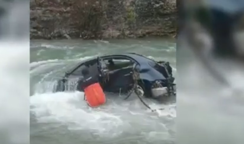 Momenti kur polumbarët gjejnë babë e bir të pajetë në përroin e fshatit Bogë