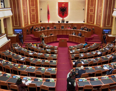 KAOS NË KUVEND! Berisha bllokon foltoren, pezullohet seanca, opozita vijon interpelancën në Facebook