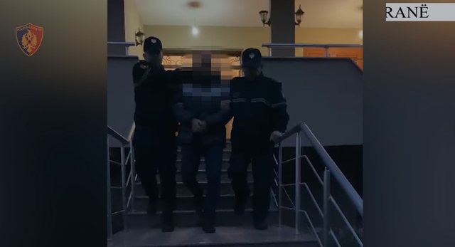 Erdhi nga Italia për të ‘larë hesapet’/ Xhaxhai kërcënon nipin për pronën në Kavajë, përfundon në pranga. I gjendet armë në banesë
