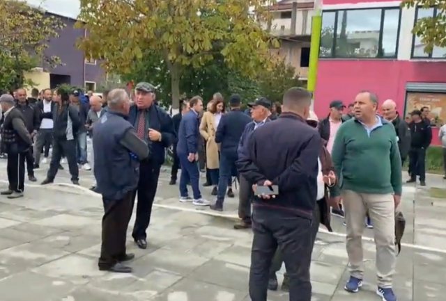 Banorët e Divjakës sërish në protestë, kërkojnë heqjen e traut me pagesë