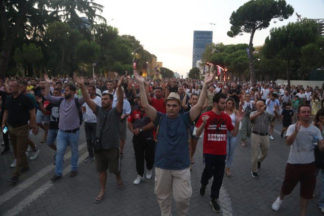 “Plas” në partinë e Berishës, Altin Goxhaj akuzon Alfred Lelën se dështoi protestën e 12 nëntorit: Ai është njeri i financuar nga Sorosi