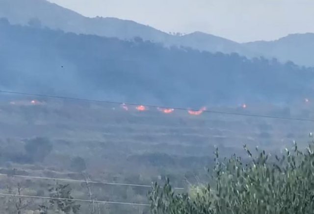 Çudirat e motit! Në mes të stuhisë që ka përfshirë Vlorën, një vatër zjarri rrezikon të djegë disa hotele në Radhimë
