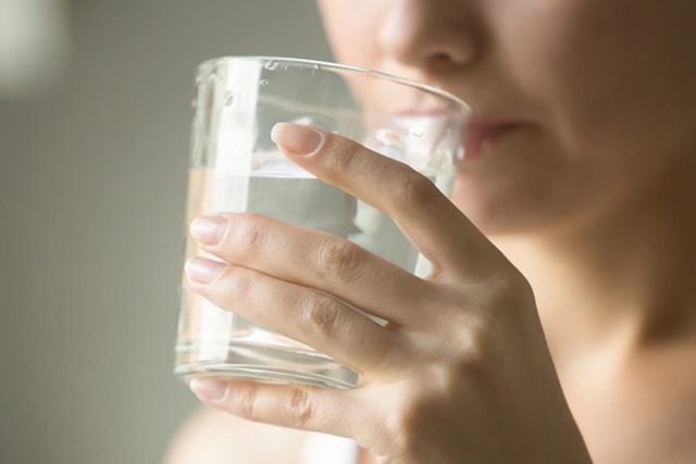 Studimi: Nuk rekomandohet më që të pish 2 litra ujë në ditë